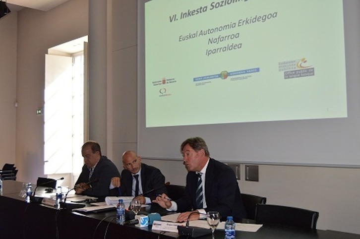 Mikel Arregi, Mathieu Berge eta Bingen Zupiria, inkestaren emaitzen aurkezpenean, Baionan. (IREKIA)