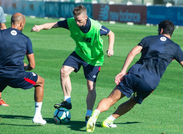 Muniain en el primer entrenamiento en Lezama. (Monika DEL VALLE / ARGAZKI PRESS)