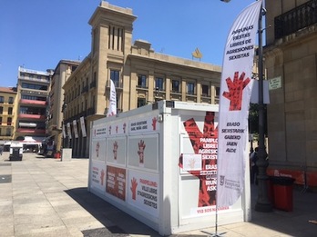 El punto de información sobre agresiones sexistas se encuentran en un extremo de la plaza del Castillo, en el comienzo de Carlos III.