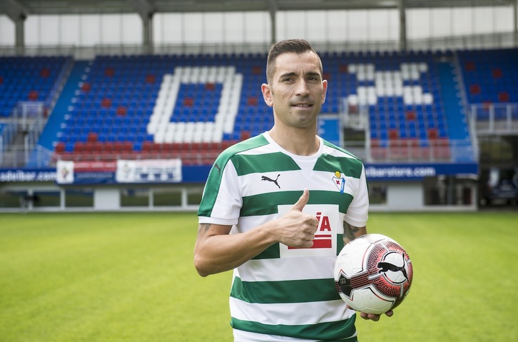 Presentación del jugador en Ipurua. (Marisol RAMÍREZ/ARGAZKI PRESS)