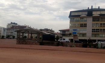 Hondartzan izan da erasoa, salaketaren arabera. 