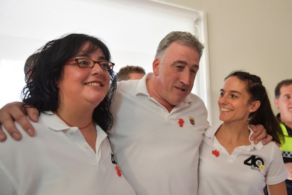 El alcalde de Iruñea, Joseba Asiron, junto a Paula Remírez y María Calado, las voluntarias de la DYA que han lanzado el cohete. (Idoia ZABALETA/ARGAZKI PRESS) El alcalde de Iruñea, Joseba Asiron, junto a Paula Remírez y María Calado, las voluntarias de la DYA que han lanzado el cohete. (Idoia ZABALETA/ARGAZKI PRESS)