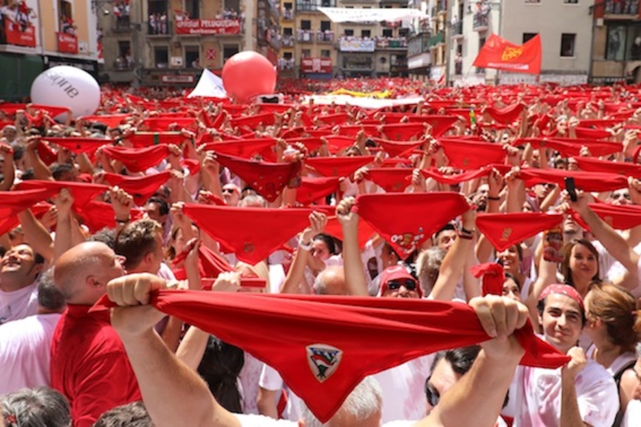 Los pañuelos rojos en alto, antes de estallar el cohete. (César MANSO/AFP) Los pañuelos rojos en alto, antes de estallar el cohete. (César MANSO/AFP)