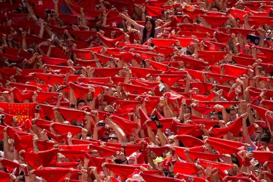 El rojo de los pañuelos ha teñido de rojo la plaza consistorial. (Iñigo URIZ/ARGAZKI PRESS) El rojo de los pañuelos ha teñido de rojo la plaza consistorial. (Iñigo URIZ/ARGAZKI PRESS)