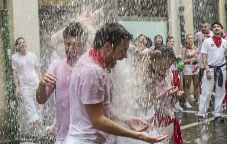 cada cual ha encontrado su manera de refrescarse. (Jagoba MANTEROLA/ARGAZKI PRESS) cada cual ha encontrado su manera de refrescarse. (Jagoba MANTEROLA/ARGAZKI PRESS)