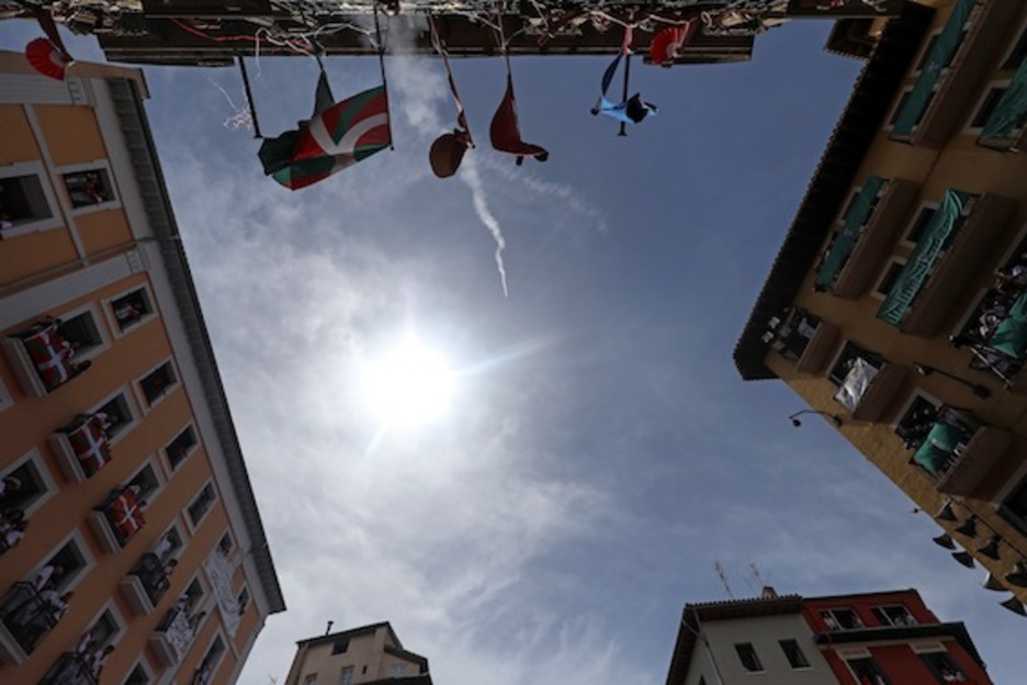 El cohete lanzado del balcón consistorial, en el que estaba presente la ikurriña, ha dado inicio a la fiesta. (César MANSO/AFP) El cohete lanzado del balcón consistorial, en el que estaba presente la ikurriña, ha dado inicio a la fiesta. (César MANSO/AFP)