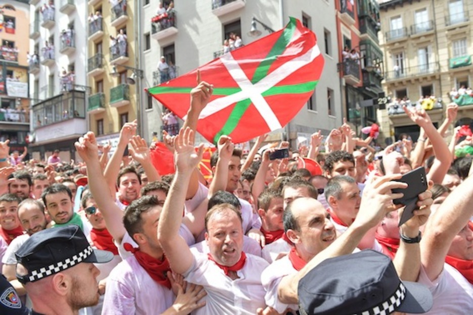 Una ikurriña ondea en la plaza del Ayuntamiento. (Idoia ZABALETA/ARGAZKI PRESS) Una ikurriña ondea en la plaza del Ayuntamiento. (Idoia ZABALETA/ARGAZKI PRESS)