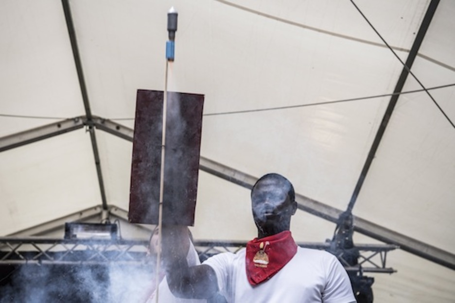 El txantreano Cheickhouna ha sido el encargado de lanzar el txupinazo popular organizado por Herri Sanferminak. (Jagoba MANTEROLA/ARGAZKI PRESS) El txantreano Cheickhouna ha sido el encargado de lanzar el txupinazo popular organizado por Herri Sanferminak. (Jagoba MANTEROLA/ARGAZKI PRESS)