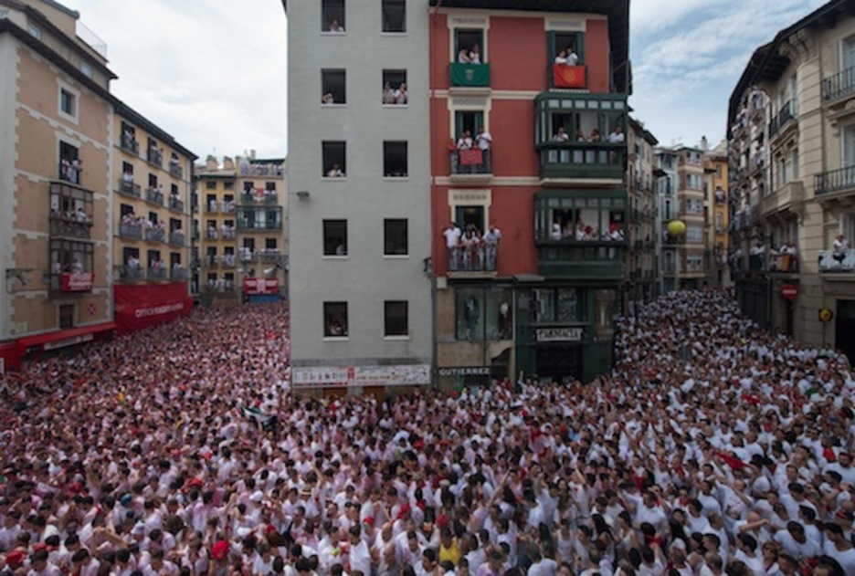 La plaza del Ayuntamiento y sus alrededores, a rebosar. (Miguel RIOPA/ARGAZKI PRESS) La plaza del Ayuntamiento y sus alrededores, a rebosar. (Miguel RIOPA/ARGAZKI PRESS)