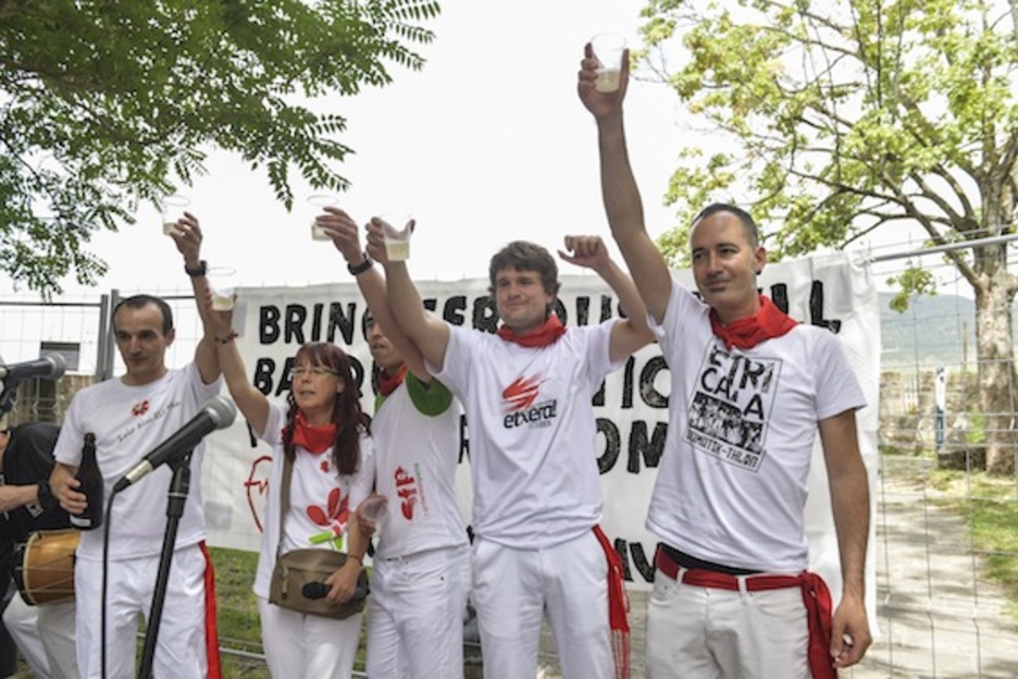 Brindis de los presos y refugiados que han vuelto a casa este año. (Idoia ZABALETA/ARGAZKI PRESS) Brindis de los presos y refugiados que han vuelto a casa este año. (Idoia ZABALETA/ARGAZKI PRESS)