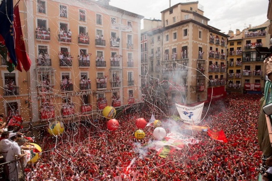 Gran ambiente en el inicio sanferminero. (Iñigo URIZ/ARGAZKI PRESS) Gran ambiente en el inicio sanferminero. (Iñigo URIZ/ARGAZKI PRESS)
