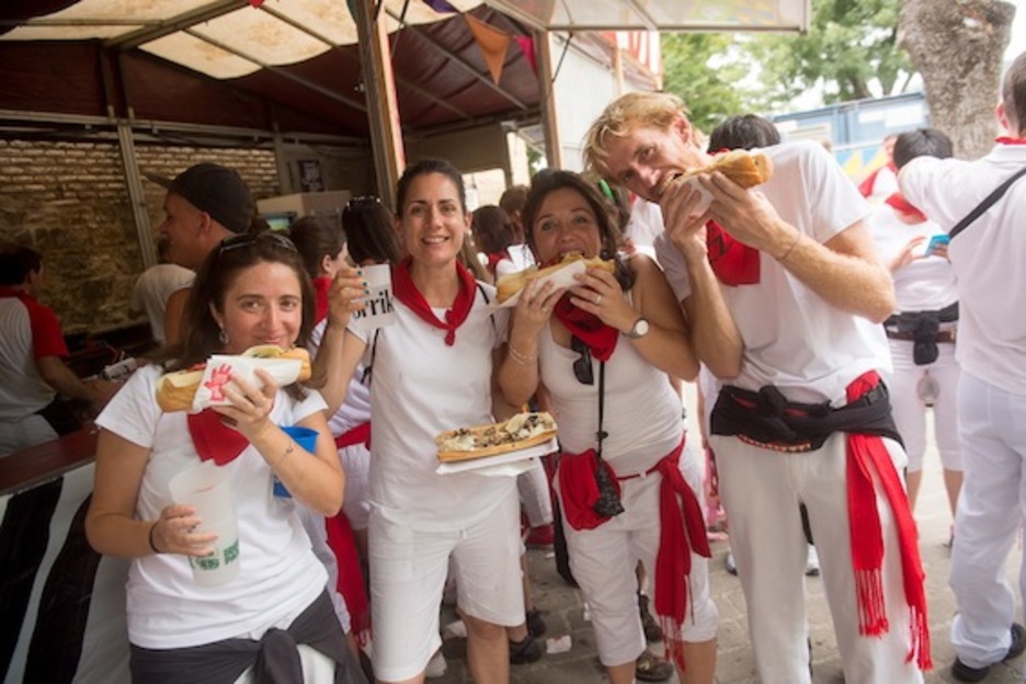 Un grupo de amigos almuerza unos bocadillos en la plaza de la O. (Iñigo URIZ/ARGAZKI PRESS) Un grupo de amigos almuerza unos bocadillos en la plaza de la O. (Iñigo URIZ/ARGAZKI PRESS)