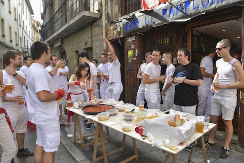 No hay fiesta si no se lleva el estómago bien lleno. (Idoia ZABALETA/ARGAZKI PRESS) No hay fiesta si no se lleva el estómago bien lleno. (Idoia ZABALETA/ARGAZKI PRESS)