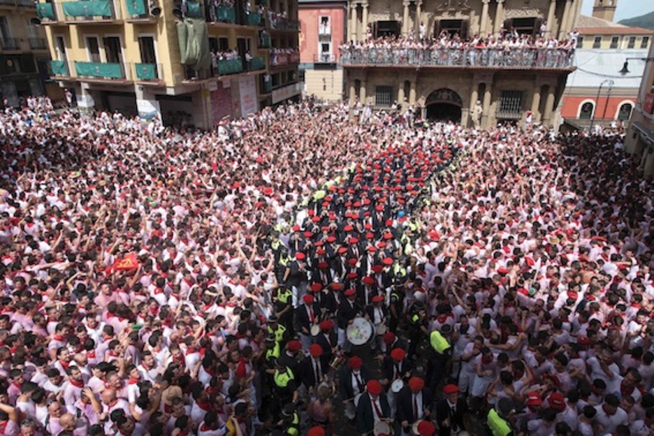 Los gaiteros se abren paso en una plaza abarrotada. (Ander GILLENEA/AFP) Los gaiteros se abren paso en una plaza abarrotada. (Ander GILLENEA/AFP)