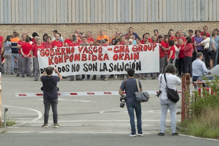Concentración frente a la planta de Arrasate. (Monika DEL VALLE/ARGAZKI PRESS)