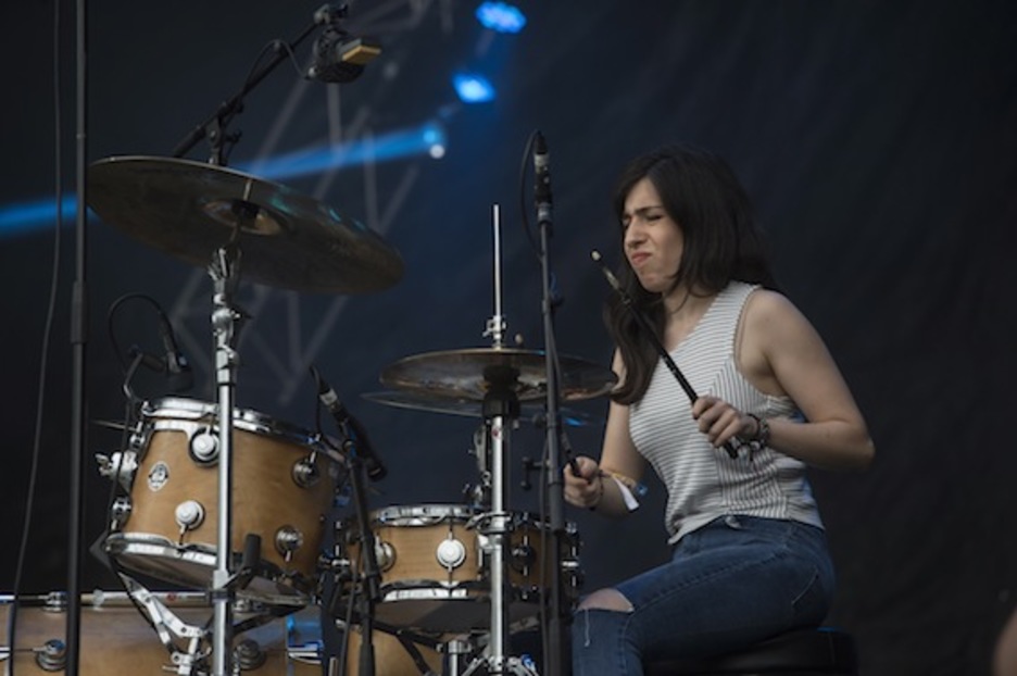 La vizcaina Izaskun González, a la batería de Rrucculla.  (Marisol RAMIREZ/ARGAZKI PRESS) 
