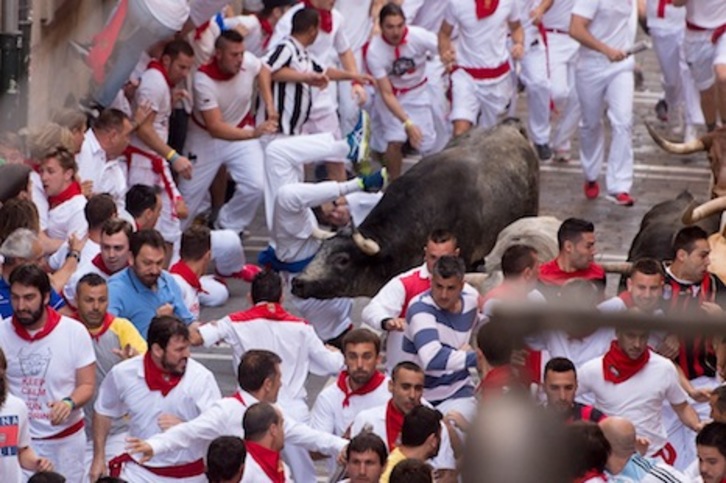 Un corredor cuelga cabeza abajo del asta de un cebada. (Iñigo URIZ/ARGAZKI PRESS)