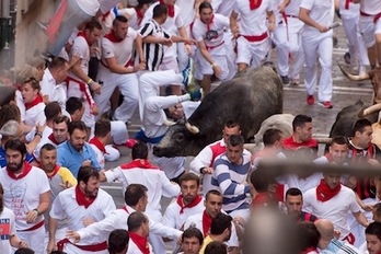 Un corredor cuelga cabeza abajo del asta de un cebada. (Iñigo URIZ/ARGAZKI PRESS)