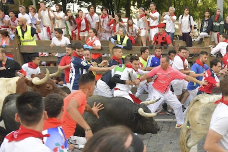 Más de 1.700 corredores participaron en el encierro de Cebada Gago. (Idoia ZABALETA/FOKU)