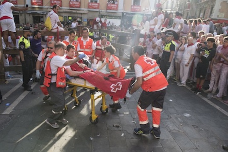 Traslado de un herido en el encierro. (Gorka RUBIO/ARGAZKI PRESS)