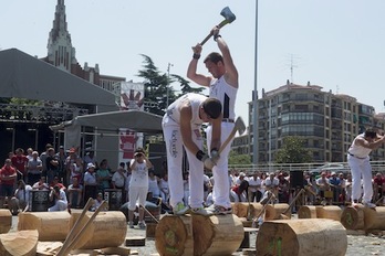 Los campeonatos de herri kirolak vuelven a la plaza de los Fueros en sanfermines. (Iñigo URIZ/ARGAZKI PRESS)