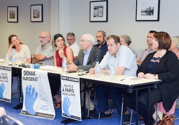 Parte de la delegación vasca que acudirá a París el próximo lunes. (Isabelle MIQUELESTORENA)