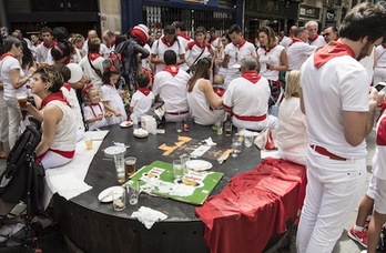 Ambiente sanferminero en Iruñea, donde se han registrado 60 denuncias, especialmente por el robo de móviles. (Jagoba MANTEROLA/ARGAZKI PRESS)