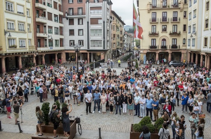 Zarauzko Munoa plazan egin dute elkarretaratzea erakundeetako ordezkari eta herritarrek. (Marisol RAMIREZ/ARGAZKI PRESS)