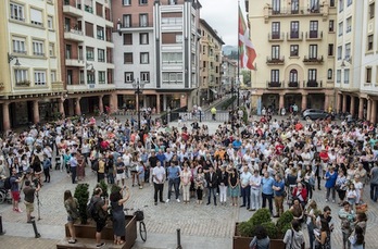Zarauzko Munoa plazan egin dute elkarretaratzea erakundeetako ordezkari eta herritarrek. (Marisol RAMIREZ/ARGAZKI PRESS)