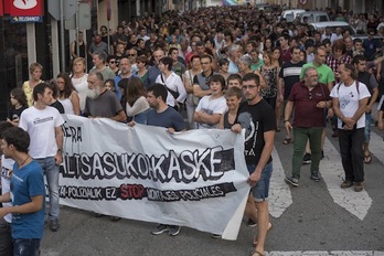 Jende andana bildu da Altsasuko kaleetan. (Juanan RUIZ/ARGAZKI PRESS)