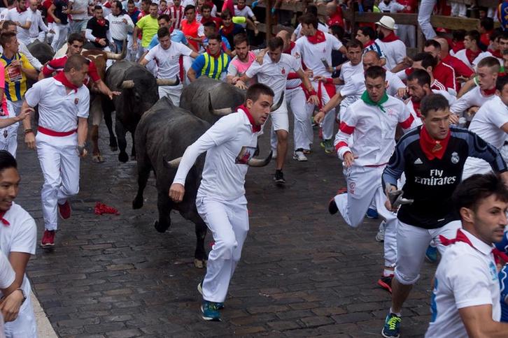 Bi adarkatu utzi dituzte Jose Escolar ganadutegiko zezenek. (Iñigo URIZ/ARGAZKI PRESS)