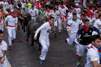 Bi adarkatu utzi dituzte Jose Escolar ganadutegiko zezenek. (Iñigo URIZ/ARGAZKI PRESS)