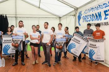 Los cuatro jóvenes han comparecido junto a miembros del movimiento juvenil. (NAIZ.EUS)