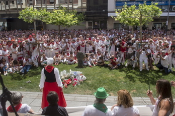 Aurresku frente a la estela de Germán Rodríguez. (Iñigo URIZ/ARGAZKIPRESS)
