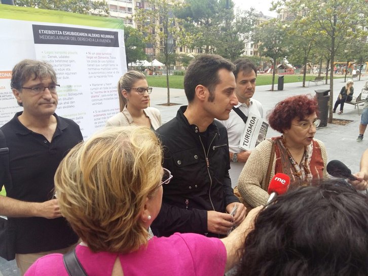 Miembros de EH Bildu hacen declaraciones a la prensa. (@HiriBizia)