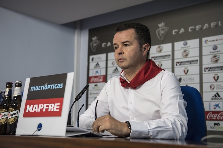 El vicepresidente de Osasuna, Alfonso Ramírez, en la comparecencia de hoy. (Jagoba MANTEROLA/ARGAZKI PRESS)