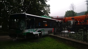 Estado en que quedó el autobús tras ser embestido por un camión en la parada de Irura. (@112_SOSDeiak)