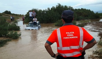 Los cuatro ocupantes del vehículo se han subido a la baca, a la espera del rescate. (@policiaforal_na)