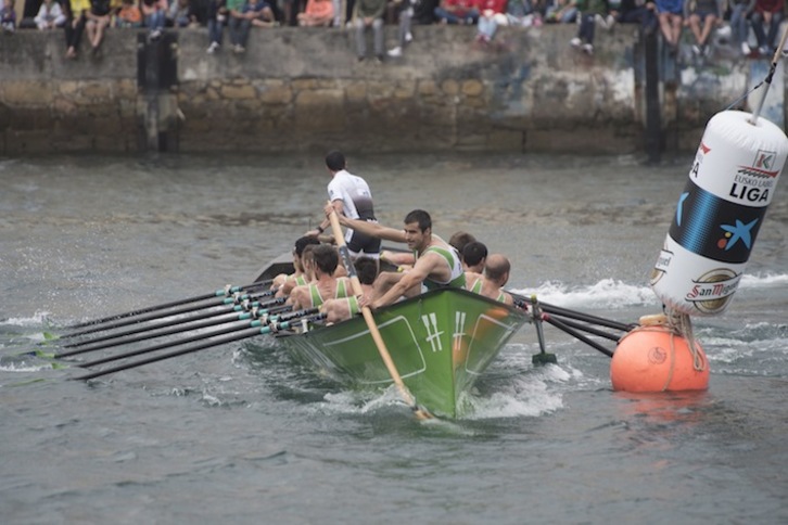 Hondarribiko trainerua, ziaboga batean. (Andoni CANELLADA/ARGAZKI PRESS)