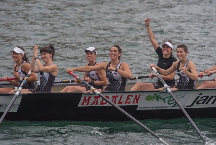 Hibaikao arraulariak pozarren, estropada irabazi ondoren. (Andoni CANELLADA/ARGAZKI PRESS)