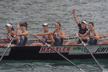 Hibaikao arraulariak pozarren, estropada irabazi ondoren. (Andoni CANELLADA/ARGAZKI PRESS)