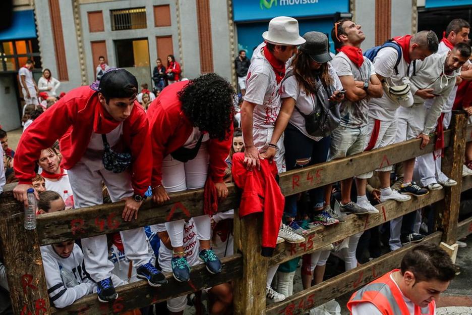 Entzierroa baino ordu batzuk lehenago gerturatzen da jendea tokia hartzera. (Lander ARROYABE/ARGAZKI PRESS) Entzierroa baino ordu batzuk lehenago gerturatzen da jendea tokia hartzera. (Lander ARROYABE/ARGAZKI PRESS)