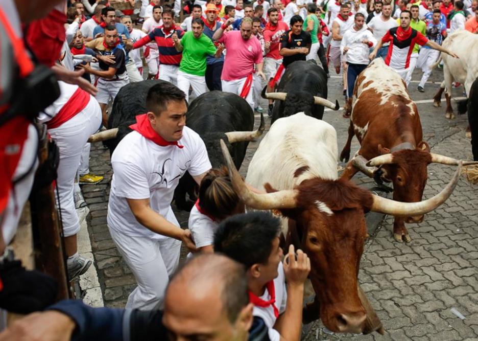 Hesi eta zezenen artean, kateatuta. (Lander ARROYABE/ARGAZKI PRESS) Hesi eta zezenen artean, kateatuta. (Lander ARROYABE/ARGAZKI PRESS)