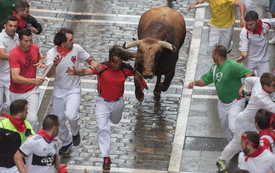 Zezen aurreratu batek bidea zabaldu dio taldeari. (Lander ARROYABE/ARGAZKI PRESS) Zezen aurreratu batek bidea zabaldu dio taldeari. (Lander ARROYABE/ARGAZKI PRESS)
