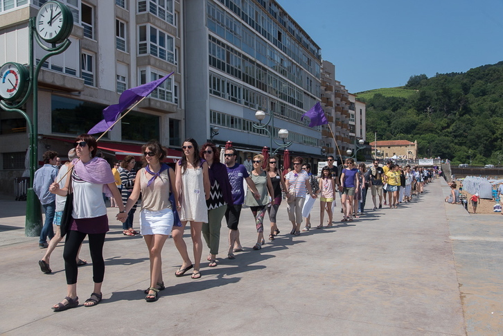 Giza katea osatu dute, kanpina eta hondartzaren artean. (Andoni CANELLADA/ARGAZKI PRESS)