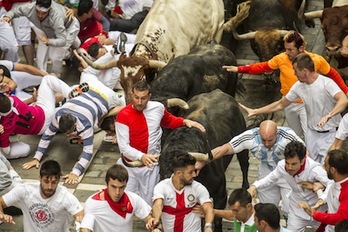 Varios corredores pasan por apuros ante la velocidad de vértigo de los Fuente Ymbro. (Jaizki FONTANEDA/ARGAZKI PRESS)A