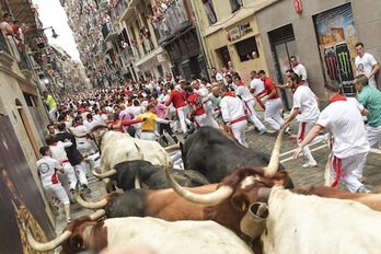 Uno de los contusionados en el encierro se ha producido pocos metros despúes de la curva de Estafeta. (Idoia ZABALETA/ARGAZKI PRES)