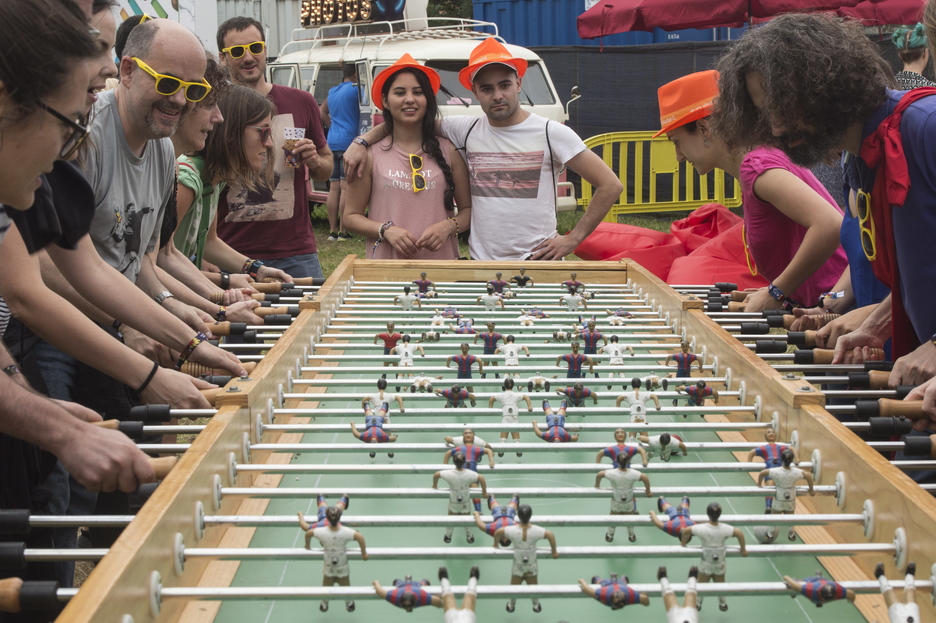 Futbolín para amenizar la jornada. (Monika DEL VALLE / ARGAZKI PRESS)