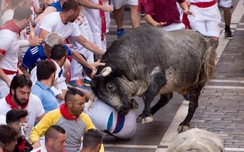 El mozo cogido en la Estafeta el día 7 continúa hospitalizado con evolución favorable. (Iñigo URIZ/ARGAZKI PRESS)