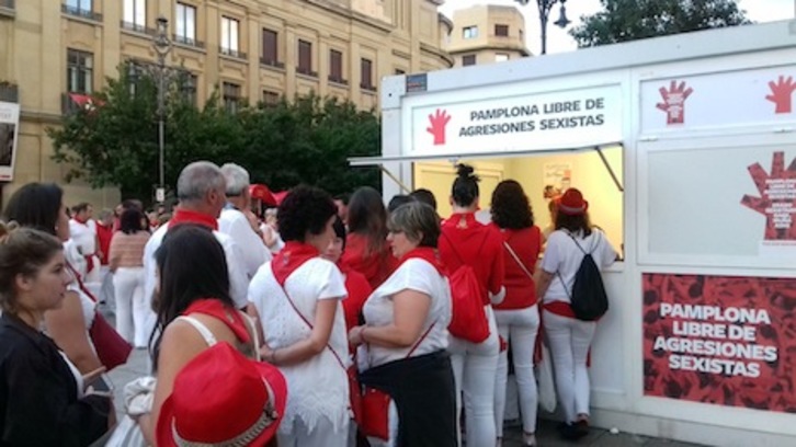 Cola para recibir atenciones en el punto de información sobre atenciones sexistas. (AYUNTAMIENTO DE IRUÑEA)